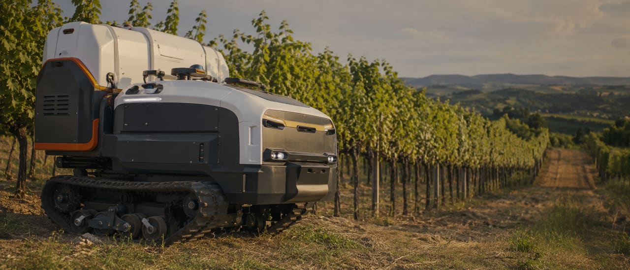 Robot agricolo autonomo che opera tra i filari di un vigneto